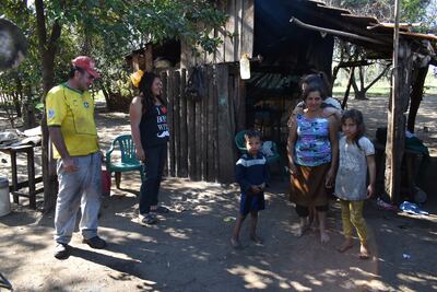 Parte de los integrantes de una familia en extrema pobreza  en compañía de Ayolas.