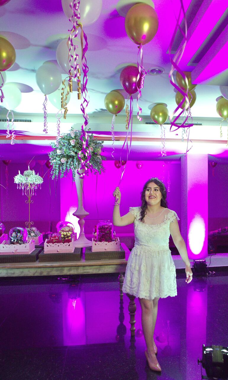 La quinceañera lució un hermoso vestido corto diseñado y confeccionado por María Liz Quevedo.