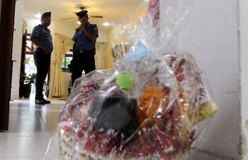 criminales-se-valen-de-una-canasta-de-navidad-para-atracar-residencia-205803000000-498463.jpg
