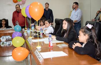 Los niños y niñas de la ciudad de Capiatá ocuparon las sillas de los concejales por un día.