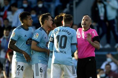 El árbitro González Fuertes (d) trata de explicar su decisión al capitán del Celta, Iago Aspas.