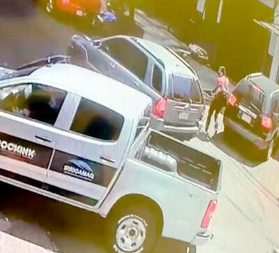 Los asaltantes llegan en la Kia Sportage e interceptan a quien parece ser William Espínola, quien llevaba la mochila con plata.