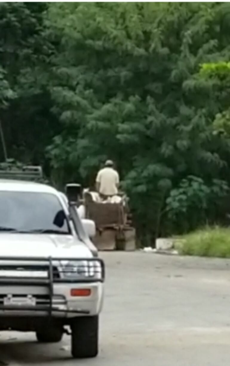 Arrojan basura al arroyo Lambaré