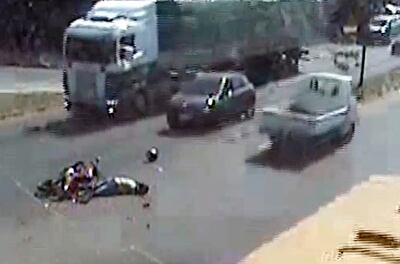 El joven tendido en el asfalto; el chofer no lo auxilió.