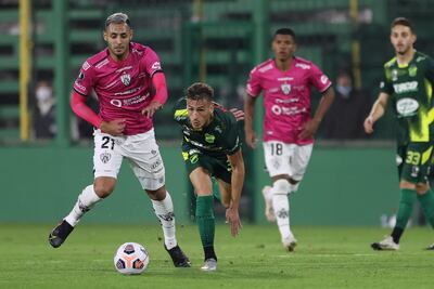 Braian Ezequiel Romero (c), delantero de Defensa y Justicia, disputa hoy el balón con Nicolás Previtali, volante del Independiente del Valle, durante un partido por el Grupo A de la Copa Libertadores en el estadio Norberto Tomaghello, en Buenos Aires (Argentina).