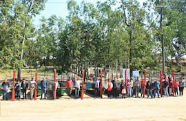 Los pescadores posan felices a lado de las canoas que fueron entregadas por la Gobernación de Ñeembucú.