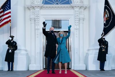 El presidente de los Estados Unidos, Joe Biden, y la primera dama, Jill Biden, saludan a su llegada a la Casa Blanca en Washington, DC, el 20 de enero de 2021.