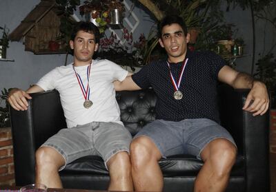 Yiyi y Gary, con sus medallas conquistadas en la V Liga Premium. Este torneo solo conoce a Cerro Porteño como campeón.