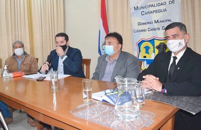 El intendente colorado abdista de Carapeguá, Luciano Cañete (c) junto con sus asesores.