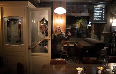 Los comensales salen cuando el restaurante cierra a las 8 p.m. en Haarlem, Países Bajos, el 27 de noviembre de 2021.