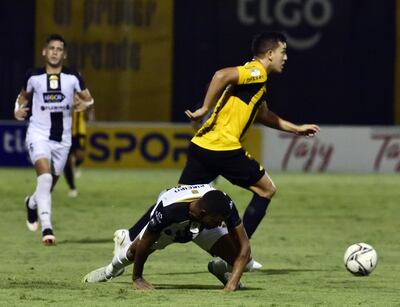 Néstor Camacho (parado), futbolista de Guaraní, domina el balón en el duelo contra Tacuary por la séptima fecha del torneo Apertura 2023 del fútbol paraguayo en el estadio Rogelio Silvino Livieres.