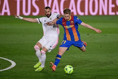 Karim Benzema y Frenkie De Jong, durante el clásico jugado en abril de 2021.