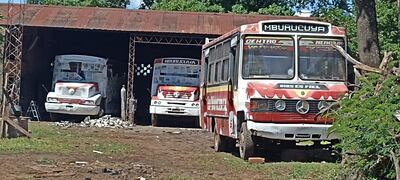Los buses de la empresa Mburucuyá SA en un taller de Presidente Franco. En el fondo se observan dos unidades preparados para el repintado.
