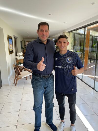 Figueredo (i) y Verón (d), tras la firma del contrato.