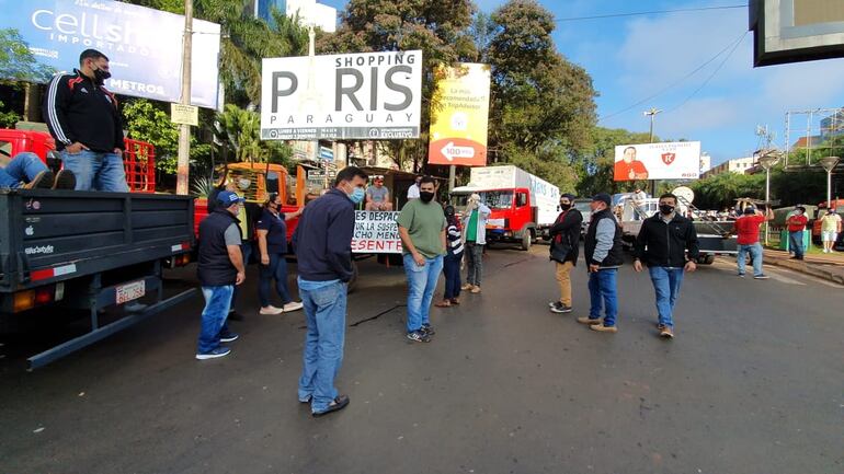Camioneros cierran completamente la ruta internacional.