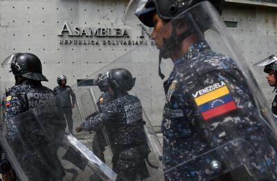 Policías venezolanos en guardia fuera de la sede de la Asamblea Nacional de Venezuela.