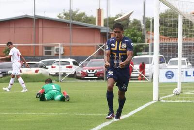 El atacante Carlos González Ozuna, autor de un doblete ayer, celebra uno de sus tantos en la goleada ante River Plate (Foto: @CST_1935)