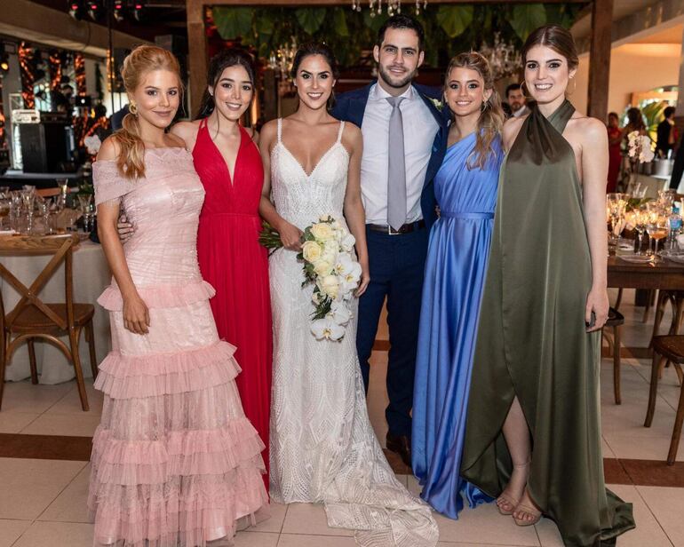 Gabriela Bauza, Katya González, Adriana Zapattini y Daniela Rojas en compañía de los novios.
