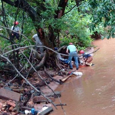 La mujer fue arrastrada por el raudal y que cayó en el arroyo de San Lorenzo tiene órden de captura por hurto agravado.