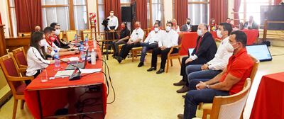 En la mesa, Magnolia Mendoza, Pedro Alliana y Alfredo Mongelós, frente a Horacio Cartes, el diputado Ulises Quintana, Santiago Peña, entre otros.