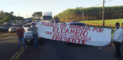 Cierre de ruta en Guayaybí, exigiendo la renuncia de Abdo y Velázquez.