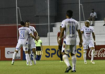 Arrúa (21) felicita a Zaracho por el gol.