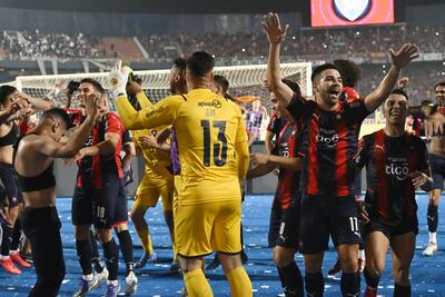 Los jugadores de Cerro Porteño festejan la clasificación a los octavos de final después de perder 1-0 contra Olimpia en La Nueva Olla por la última fecha del Grupo G de la Copa Libertadores.
