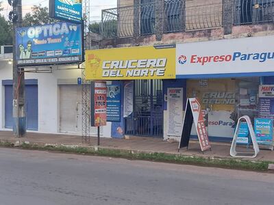 Acceso al comercial asaltado este sábado, en la ciudad de Paraguarí.