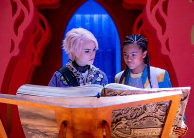 Oona Laurence y Tamara Smart en "Guía de una niñera para cazar monstruos".