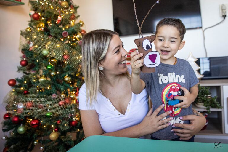 Denise Hutter y su pequeño Ignacio aman la época navideña, según contó la periodista. (Romi Ocampos)