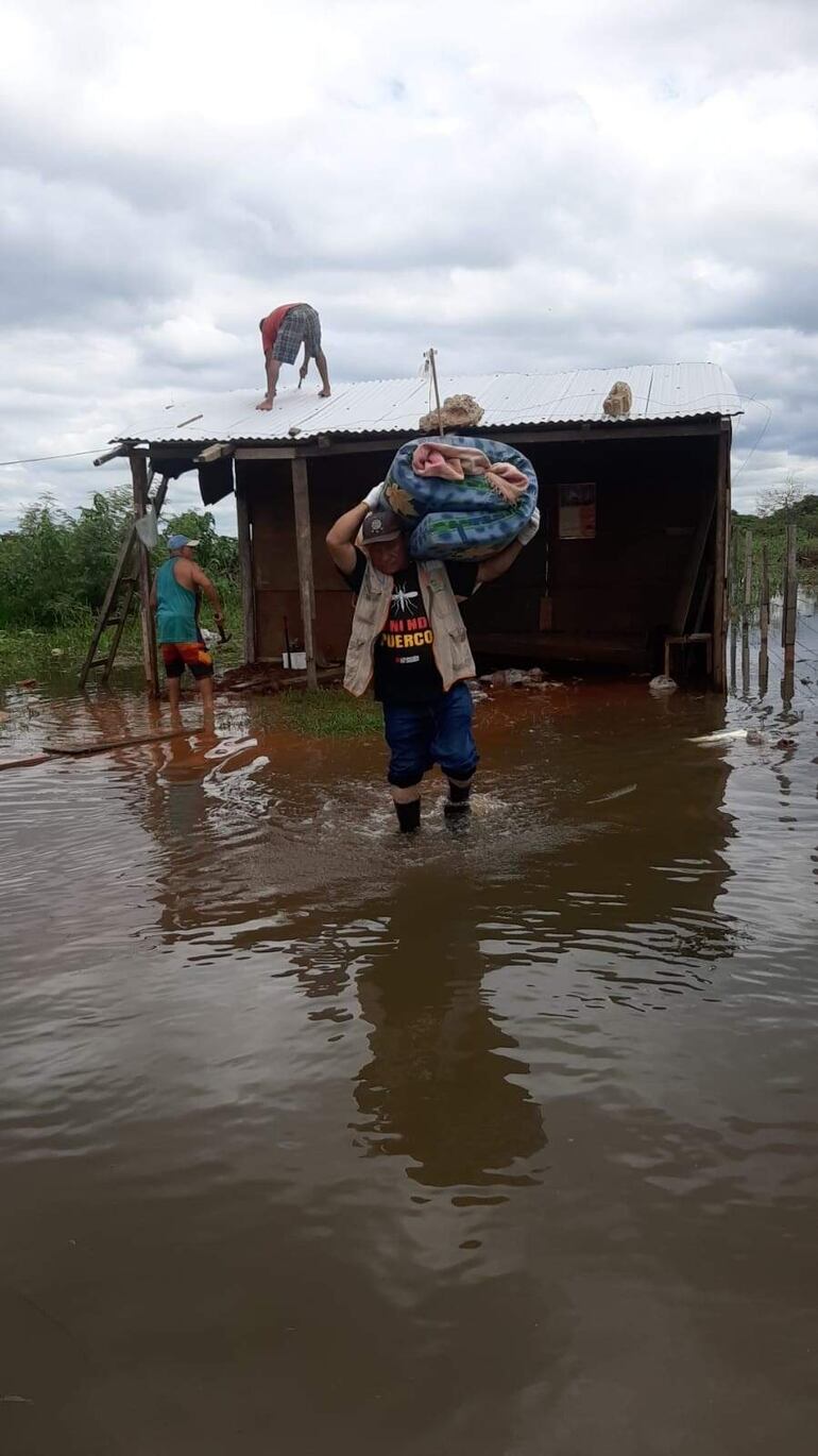 Bajo el agua ya se encuentran varias casitas precarias.