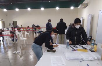 Pago de becas estudiantil en el salón auditorio de la EBY sede Ayolas