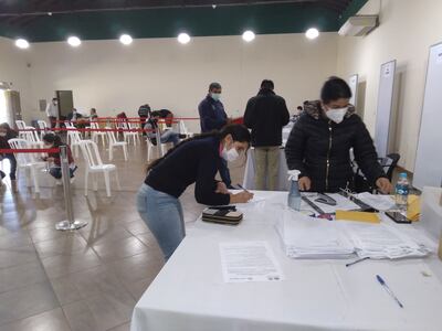 Pago de becas estudiantil en el salón auditorio de la EBY sede Ayolas