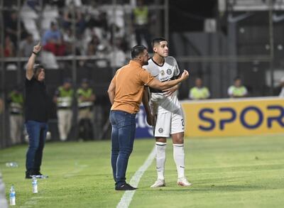 Julio César Cáceres y Luis Zárate, durante el duelo ante Guaireña.
