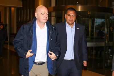 Gianni Infantino (i) ya se encuentra presente en Paraguay.