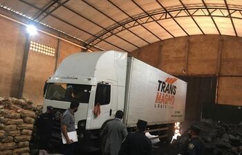 Camión robado en Brasil y recuperado en Paraguay.