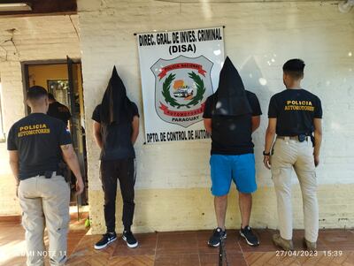 Policía recupera un auto robado y aprehende a dos hombres