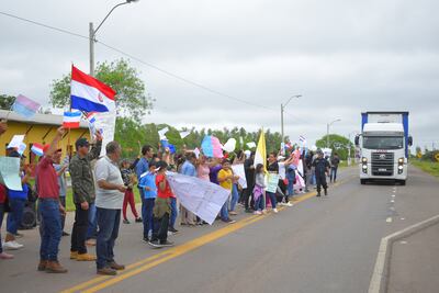 Manifestantes cerraron media calzada del ramal de la ruta PY08 en Félix Pérez Cardozo, Guairá.