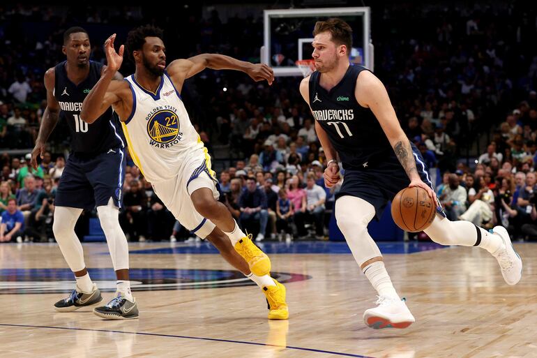 Luka Doncic, de los Mavs, intenta una jugada ofensiva ante Andrew Wiggins, de los Warriors, en el juego 3 de las finales del Oeste. 