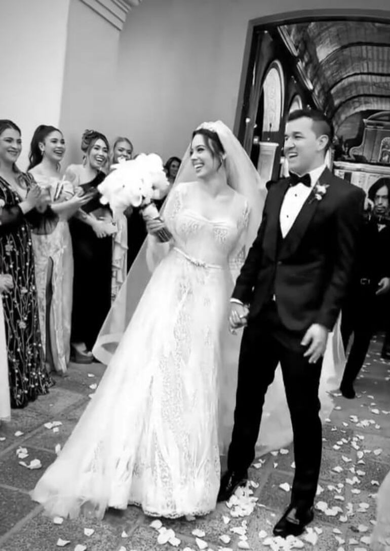 Hermosa postal en blanco y negro de los recién casados, Fio Filártiga y Néstor Camacho. (Captura de la historia de Instagram de Fiorella Filártiga)