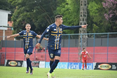 Alex Junior Álvarez Rojas (24 años), festeja el primer gol de Trinidense en el triunfo de ayer sobre Fernando de la Mora. (Foto: @lutyzelada)