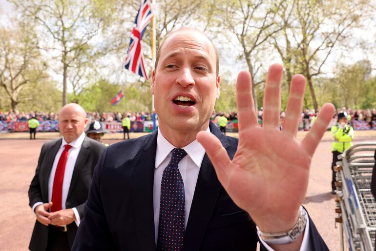 Guillermo, príncipe de Gales, salió esta mañana a saludar a las personas que se acercaron al palacio de Buckingham.

