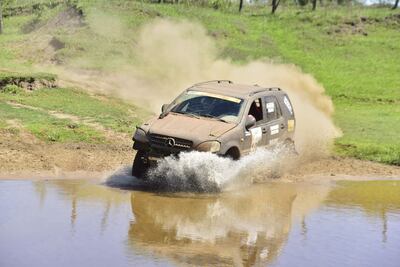 La dupla compuesta por Míler Otazo y Hugo Elizeche, a los mandos de la camioneta Mercedes Benz ML 55 8V (109), fue la ganadora en la categoría T1 Nafta y así pasaba el cruce del Arroyo Boquerón en la primera etapa.