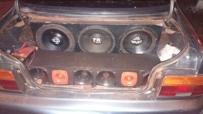 El vehículo que fue incautado tenía instalado un potente equipo de sonido.
