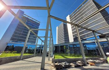 Según el MOPC las Oficinas de Gobierno concluyen en un 93 % y continúan con terminaciones generales. Según comunicaron las cinco torres escalonadas están concluidas así como la colocación de cielo raso y las instalaciones sanitarias.