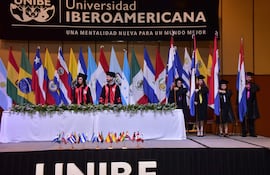 Acto de graduación de la UNIBE, en la Conmebol.