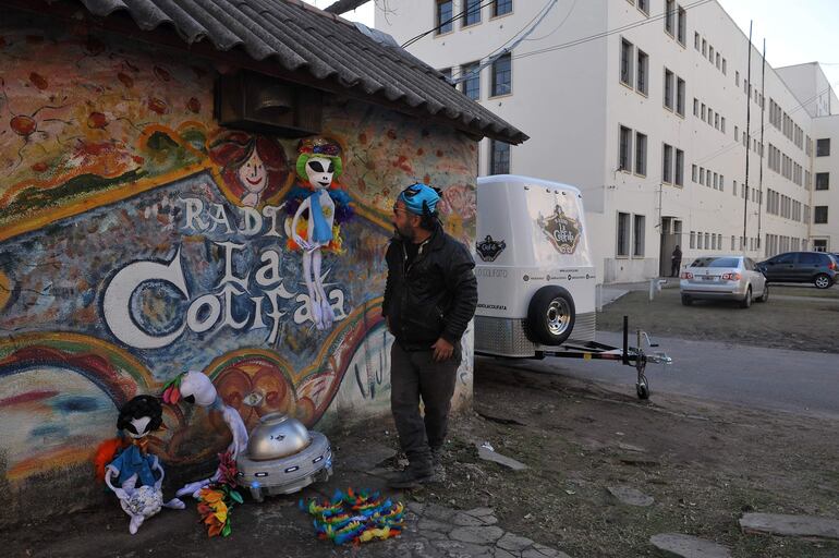 El artista Julio Cesar Creativo, alias El Mesias, posa al frente de la fachada de Radio La Colifata.