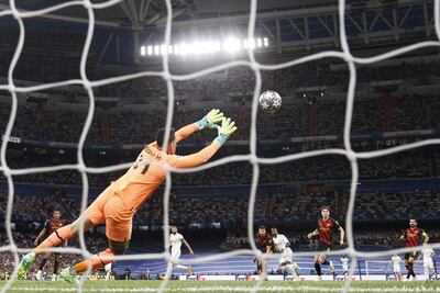 El adjetivo “ancho” no es adecuado para indicar que una pelota ha ido desviada y no ha entrado en la portería o en la cancha.