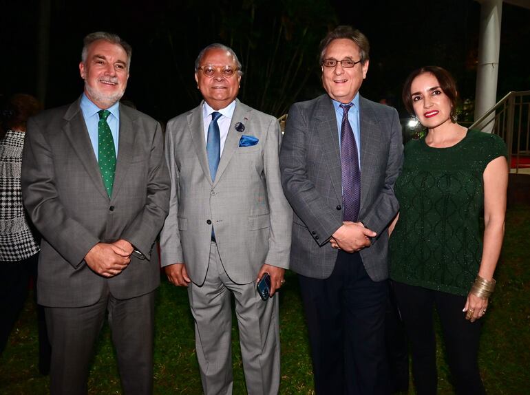 Javier Garcia Viedma, Manuel Polanco, embajador de Rca. Dominicana; Santiago Apunte Franco, embajador del Ecuador y María Eugenia Hidalgo.