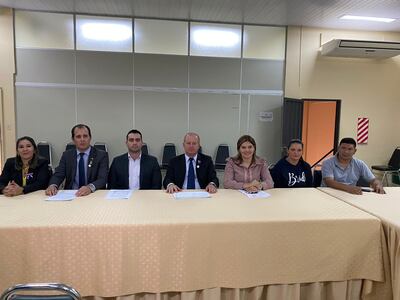 El gobernador electo de Itapúa, Javier Pereira (Concertación), durante el anuncio público del pedido de suspensión de los llamados a licitación para almuerzo y merienda escolar para los años 2024 y 2025. Pereira asume en agosto próximo como primer gobernador no colorado en Itapúa.